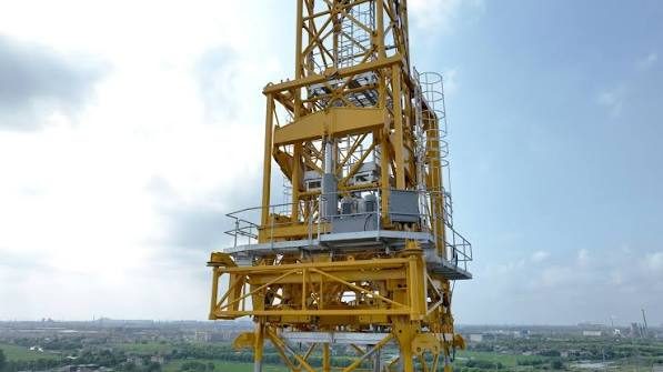 Heavy lift tower crane slewing unit and cab