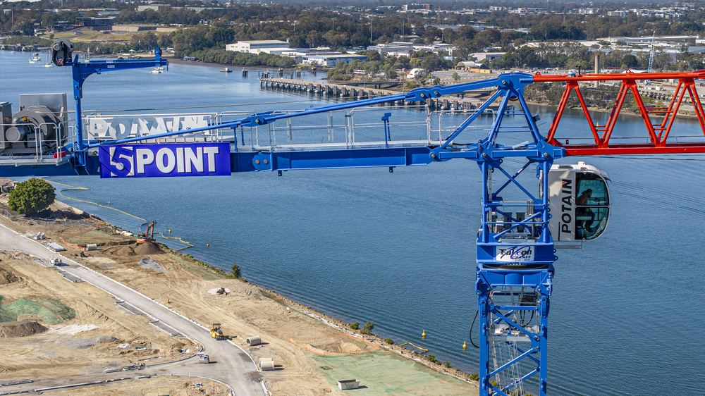 Flat-top tower crane over the Brisbane River at Portside, Hamilton