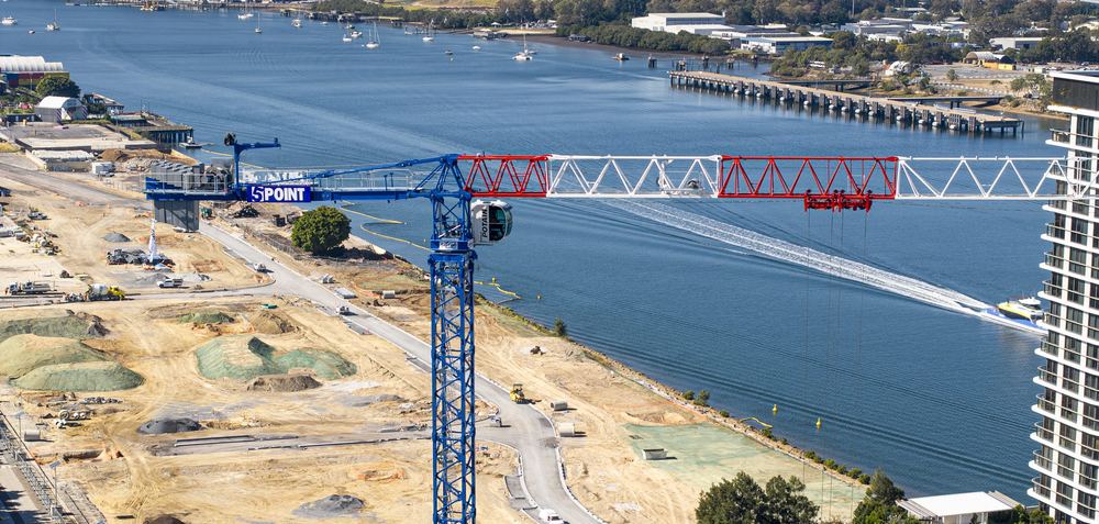 Tower crane over the Brisbane River at Portside, Hamilton